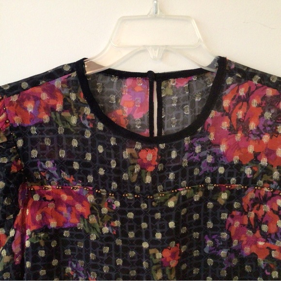 Delicate flowered top - Picture 2 of 6